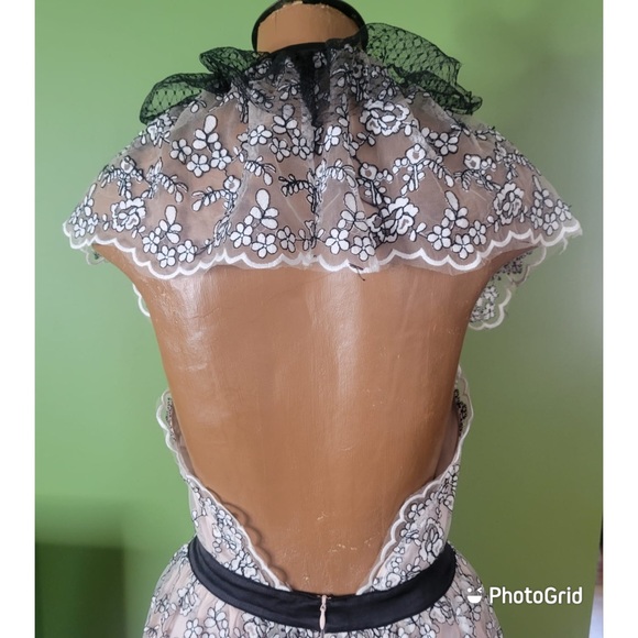 Valentino’s maxi dress is crafted of white, and black scalloped floral lace. - Picture 5 of 7